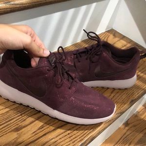 NIKE ROSHE METALLIC MAROON 9